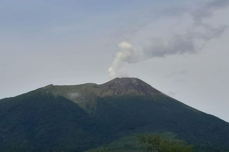Gunung Gamalama di Pulau Ternate, Maluku Utara, saat mengeluarkan asap putih, Selasa (12/7/2022) pagi