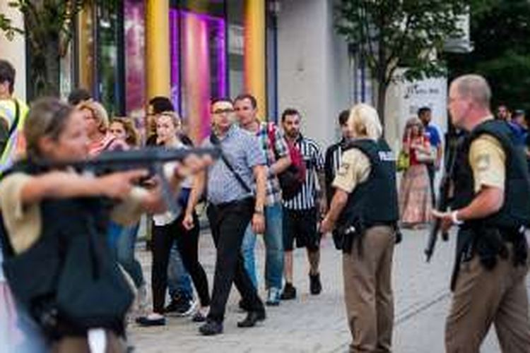 Pihak kepolisian sedang mengevakuasi warga dari pusat perbelanjaan Olympia Einkaufzentrum di Muenchen, Jumat (22/7/2016) waktu setempat. Aksi penembakan terjadi di tempat tersebut dan sedikitnya menewaskan sembilan orang.