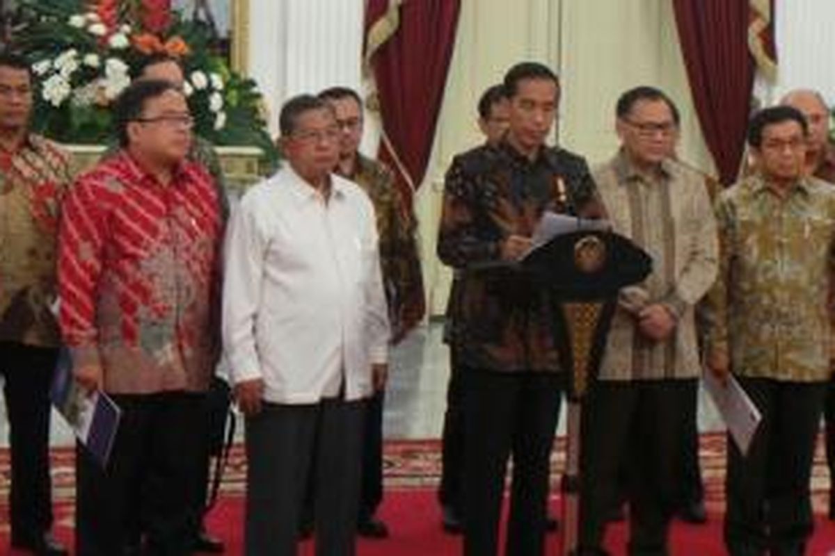 Presiden Joko Widodo didampingi menteri bidang ekonomi saat menyampaikan paket kebijakan ekonomi, di Istana Merdeka, Jakarta, Rabu (9/9/2015).