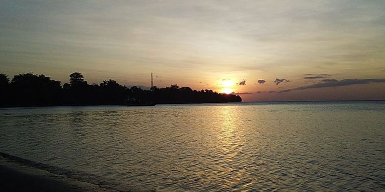 Suasana senja di Pantai Wairterang, Maumere, Flores, Nusa Tenggara Timur, Senin (10/6/2019).