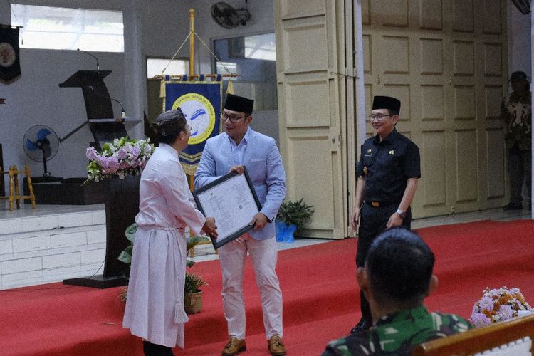 Romo Antonius Suhardi Antara Pr, Gubernur Jawa Barat Ridwan Kamil, dan Penjabat (Pj) Bupati Bekasi Dani Ramdan saat penyeraham dokumen pembangunan Gereja Ibu Teresa, Cikarang di aula gereja tersebut, Selasa (11/4/2023).