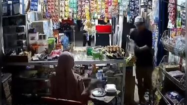 Pemuda di Makassar Diserang OTK, Dikejar Pelaku Bersenjata Tajam hingga ke Dalam Toko