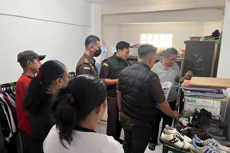 Jaksa Geledah Kantor Dinas PK Ende, Sejumlah Dokumen dan Laptop Disita  