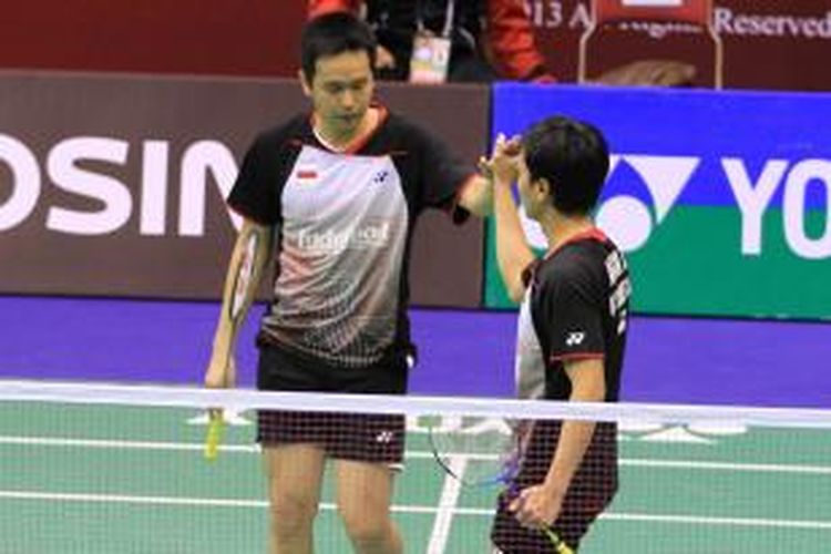 Ganda putra Indonesia, Mohammad Ahsan (kanan)/Hendra Setiawan melakukan tos saat melawan ganda China Kang Jun/Liu Cheng pada babak kedua Hongkong Open Superseries 2013, di Stadion Hongkong Coliseum, Kamis (21/11/2013).