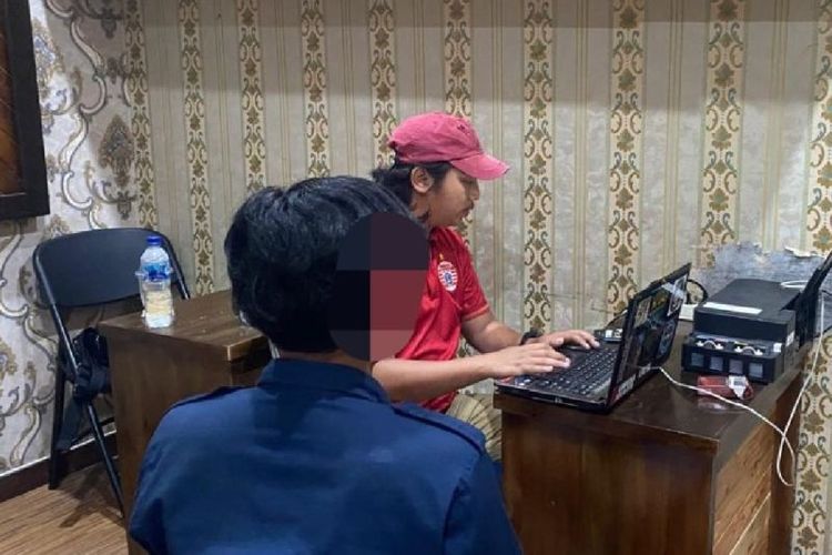 Petugas polisi melakukan pemeriksaan terhadap tersangka YU (28) di Polres Serang, Kamis (16/5/2024). 