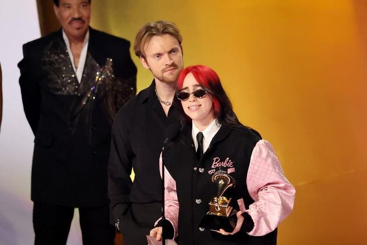 Penyanyi Billy Eilish saat menerima penghargaan Grammg 2024 di Cryto Arena, Los Angeles, Amerika Serikat, Minggu (4/2/2014) malam waktu setempat.