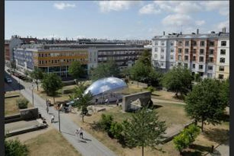 Paviliun yang tampak seperti gelembung sabun tersebut merupakan karya terbaru dari perusahaan arsitektur asal Berlin, Plastique Fantastique. 