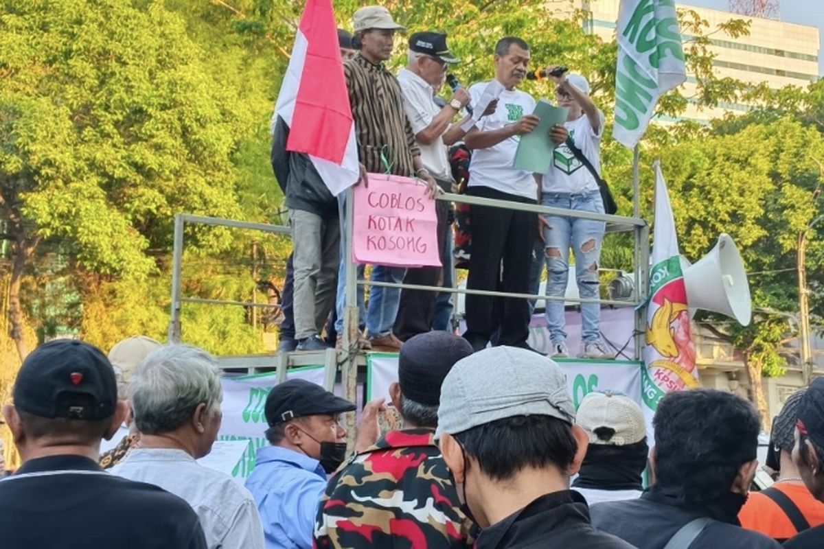 Puluhan warga deklarasi dukung kotak kosong Pilkada 2024, di DPRD Surabaya, Selasa (17/9/2024).