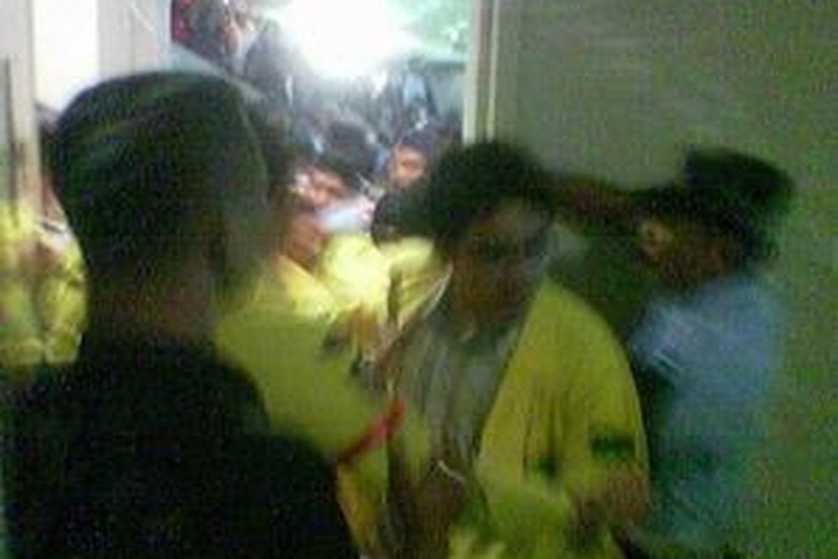 Saling dorong antara mahasiswa UI dan pamdal DPR saat paripurna pembahasan RUU BHP.