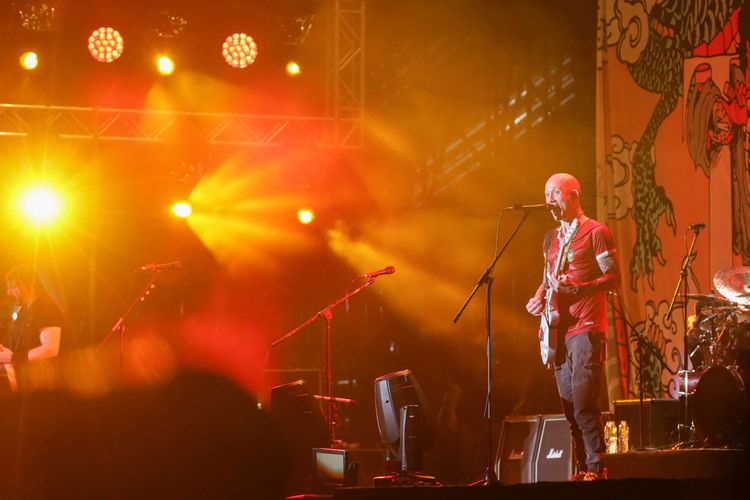 Grup band heavy metal Trivium tampil di panggung Hammersonic Festival 2023 di Pantai Carnaval Ancol, Jakarta Utara,  Minggu (19/3/2023). Vokalis Trivium, Matthew Kiichi Heafy mengenakan batik dan jersey Timnas Indonesia saat tampil di Hammersonic 2023.