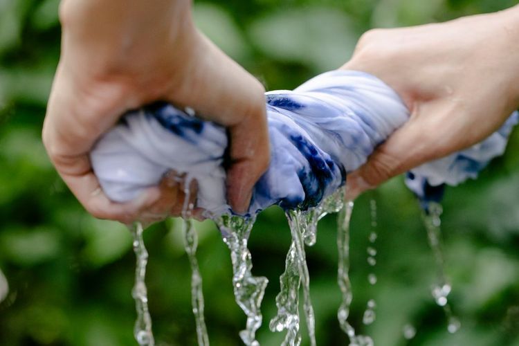Bukan Tinta Pulpen, Ini Cairan Bluing yang Bisa Bikin Baju Putih Lagi