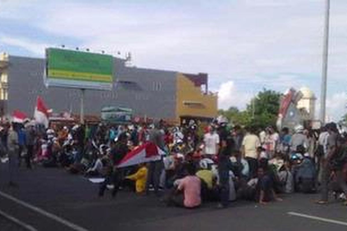 Mahasiswa Fakultas Keguruan dan Ilmu Pendidikan Universitas Khairun yang berkampus di Akehuda, Ternate Utara menggelar aksi unjuk rasa di depan eks Kantor Gubernur Maluku Utara di Jalan Revolusi, Ternate, Kamis sore waktu setempat (29/3/2012).