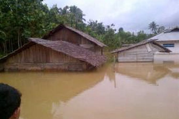 Banjir masih merendam puluhan rumah warga di Kecamatan Ranomeeto Barat, Kabupaten Konawe Selatan, Sulawesi Tenggara. 