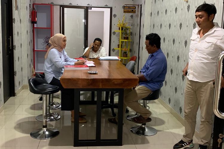 Jaksa Penuntut Umum Kejari Kabupaten Madiun menahan Sudarsono alias Kewek (46) (duduk kanan) tersangka kasus penimbunan 2.000 liter bahan bakar minyak (BBM) jenis solar bersubsidi di sebuah gudang di Desa Sukolilo, Kecamatan Jiwan, Kabupaten Madiun, Jawa Timur.