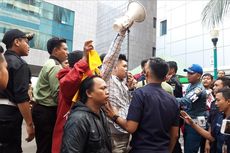 Massa Pendemo IMB Reklamasi Terlibat Saling Dorong di Halaman Balai Kota