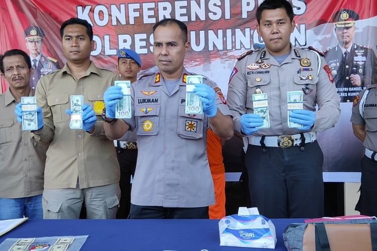 Kapolres Kuningan AKBP Lukman Lukman Syafri Dandel Malik (tengah), bersama AKP Danu Raditya Atmana (kanan) dan AKP Rizqi Syawaludin (kiri) menjelaskan pengungkapan uang palsu mata uang dollar senilai lebih dari Rp 1 miliar, di mako polres kuningan, Selasa (10/3/2020)