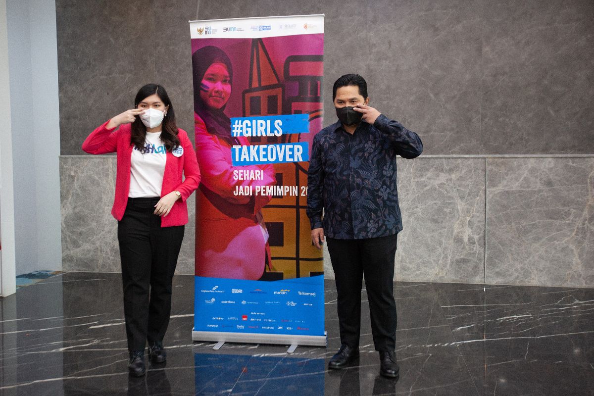 Menteri BUMN Erick Thohir bersama Sharon Florencia, peserta program Girls Take Over 2021 Kementerian BUMN yang akan menjalankan peran sebagai Menteri BUMN sehari pada (30/9/2021)..