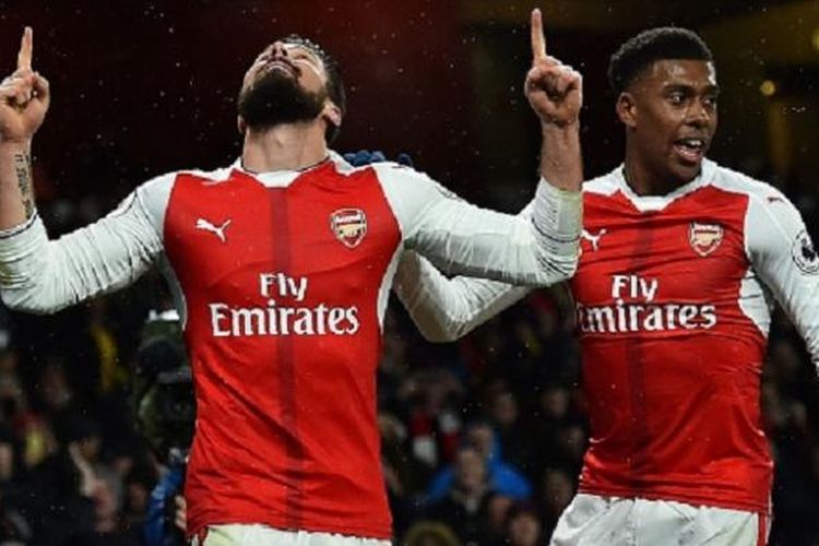 Alex Iwobi merayakan gol Olivier Giroud saat Arsenal menjamu Crystal Palace pada laga Premier League di Stadion Emirates, Minggu (1/1/2017).