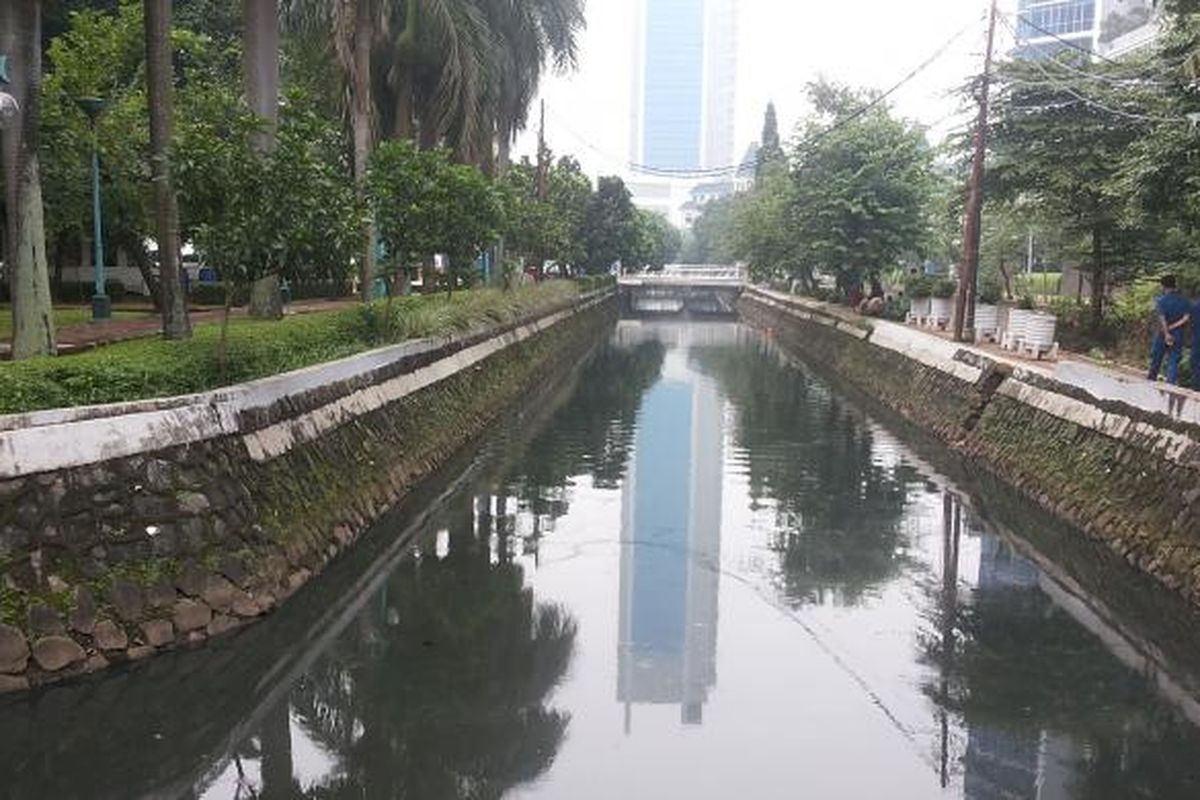 Kondisi Kali Puri yang mengalir di kawasan Kembangan, Jakarta Barat, Jumat (24/2/2017). Pemerintah Provinsi DKI Jakarta berencana ingin menjadikan Kali Puri sebagai salah satu destinasi wisata air. Di kali ini nantinya warga bisa berwisata dengan menjelajahi kali dengan perahu dayung mini atau sepeda air.