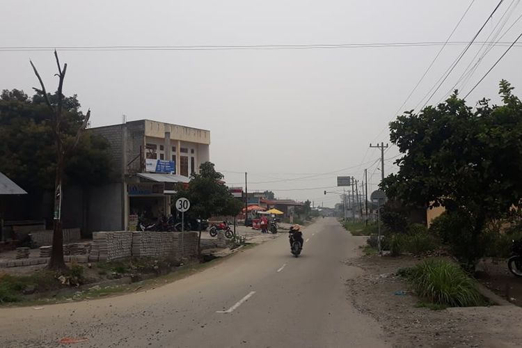 Suasana disalah satu ruas Jalan di Kabupaten Bener Meriah. Daerah ini menjadi salah satu yang terpapar asap tebal akibat kebakaran hutan dan lahan di beberapa titik di Pulau Sumatera, Senin (23/9/2019)