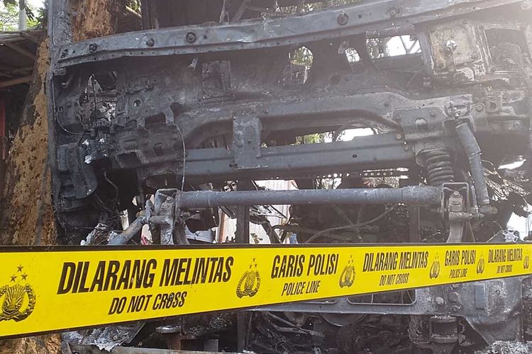 Kondisi kendaraan yang terlibat tabrakan disertai kebakaran hebat di Cianjur, Jawa Barat pada Sabtu (1/11/2025).