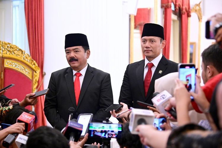 Menko Polhukam Hadi Tjahjanto memberikan keterangan pers bersama Menteri ATR/BPN Agus Harimurti Yudhoyono usai dilantik di Istana Negara, Jakarta, Rabu (21/2/2024).