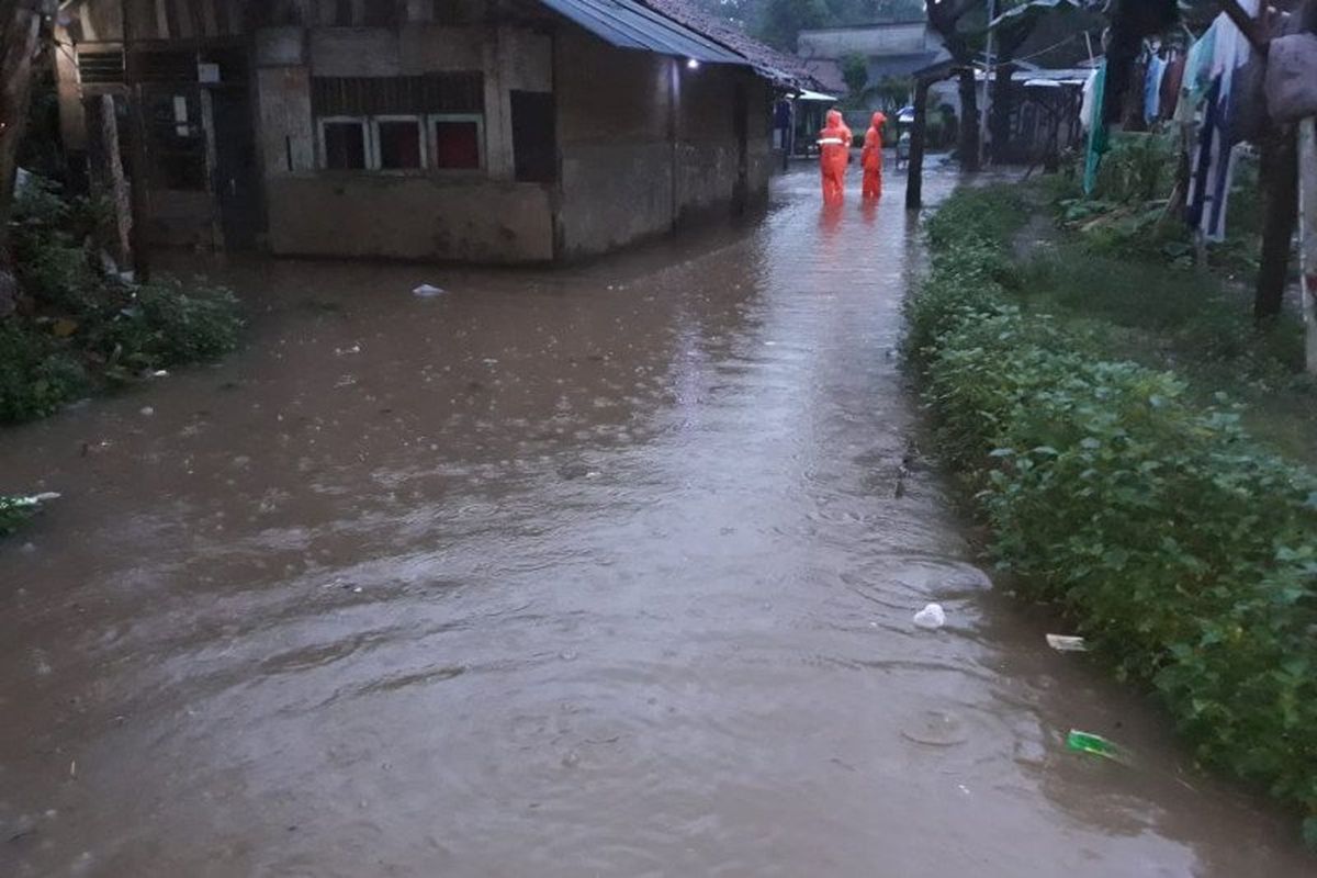 Air menggenangi pemukiman warga di wilayah Bintaro, Pesanggrahan, Jakarta Selatan, Selasa pagi (25/2/2020). 