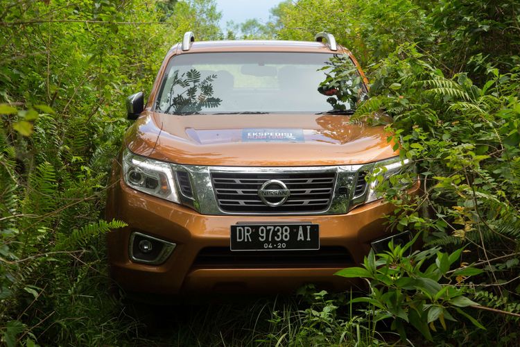 Mobil Nissan All-New NP300 Navara melewati medan off road di Gunung Tambora, Dompu, Nusa Tenggara Barat, Sabtu (21/3/2015). Nissan All-New Navara punya spesifikasi standar, mesin diesel YD25DDTi berkapasitas 2.488 cc. KOMPAS IMAGES/KRISTIANTO PURNOMO