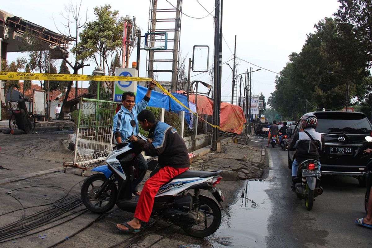 Kondisi pasca terbakarnya truk tangki di SPBU Jalan Kahfi 2, Jagakarsa, Jakarta, Sabtu (30/12/2017). Kebakaran diduga karena ada percikan api saat proses pengisian bensin ke kilang SPBU pada Jumat (29/12/2017), pukul 22.25 WIB.