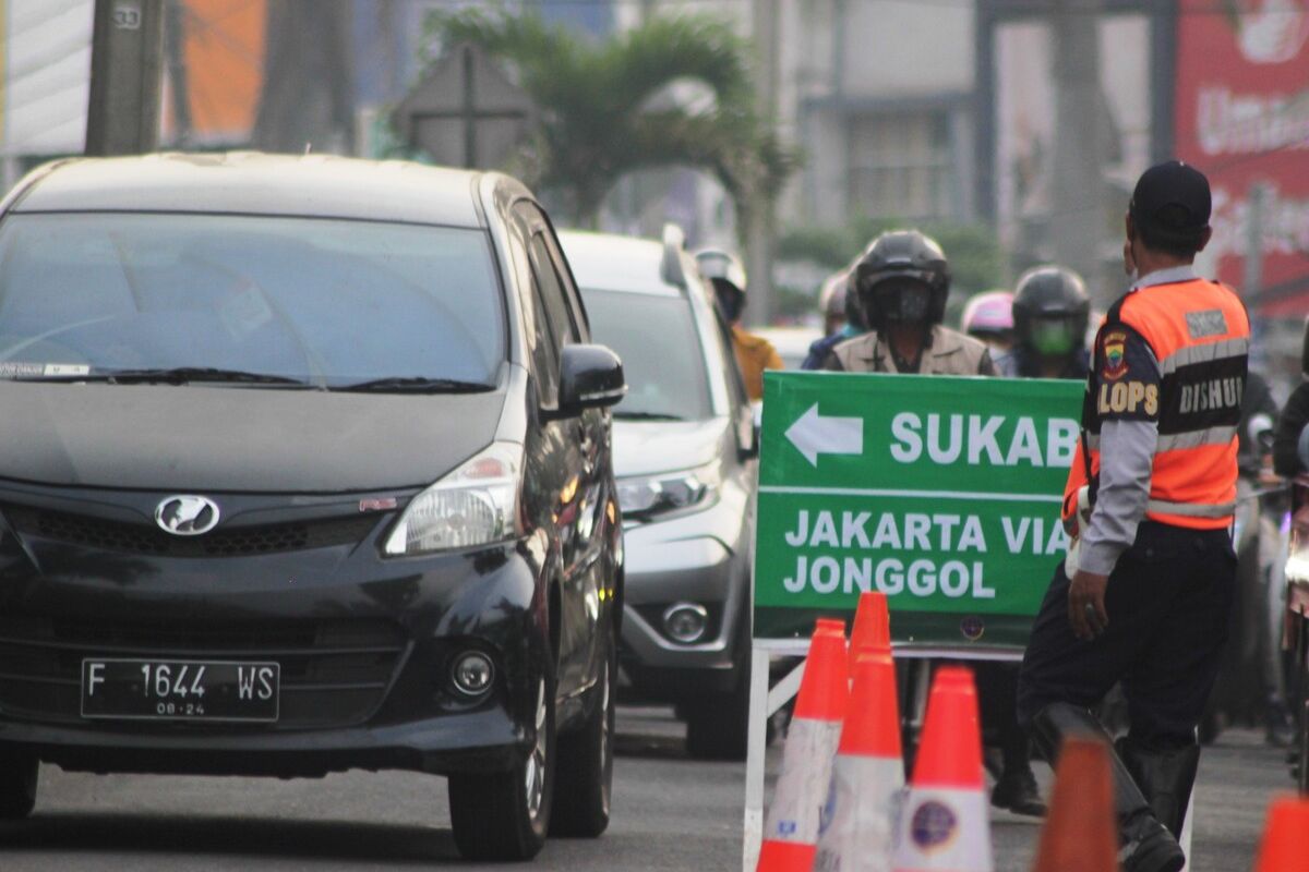 Situasi arus lalu lintas di kawasan bundaran tugu lampu Gentur Pos TMC Cianjur, Jawa Barat, saat pemberlakuan sistem ganjil genap jalur Puncak, Jumat (3/9/2021) petang.
