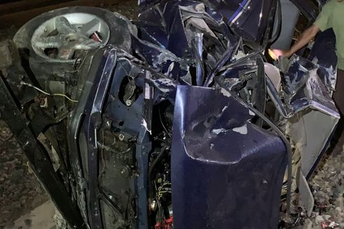 Mobil Ditabrak Kereta dan Terseret 20 Meter di Purworejo, Sopir dan Penumpang Selamat