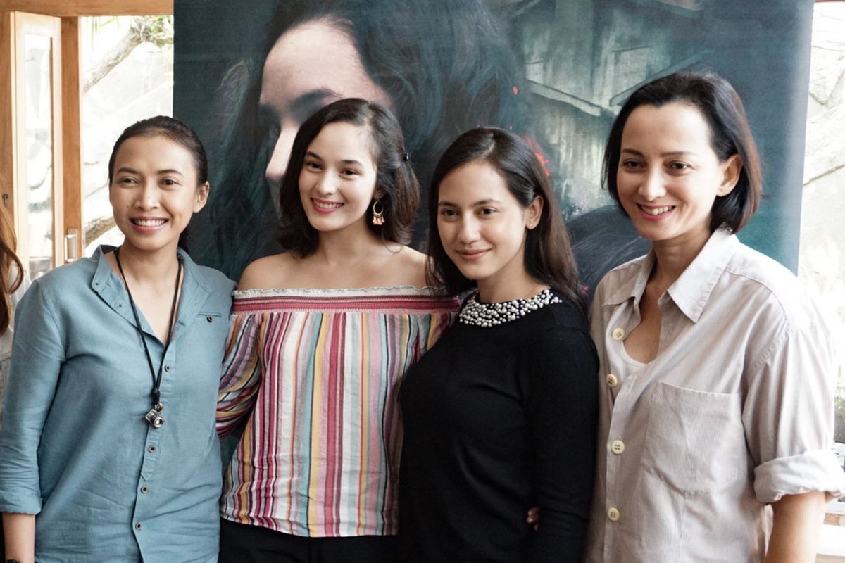 Para pemain Sebelum Iblis Menjemput, Karina Suwandi, Chelsea Islan, Pevita Pearce, dan Ruth Marini berfoto dalam jumpa pers di kawasan Kemang, Jakarta Selatan, Selasa (4/8/2018).