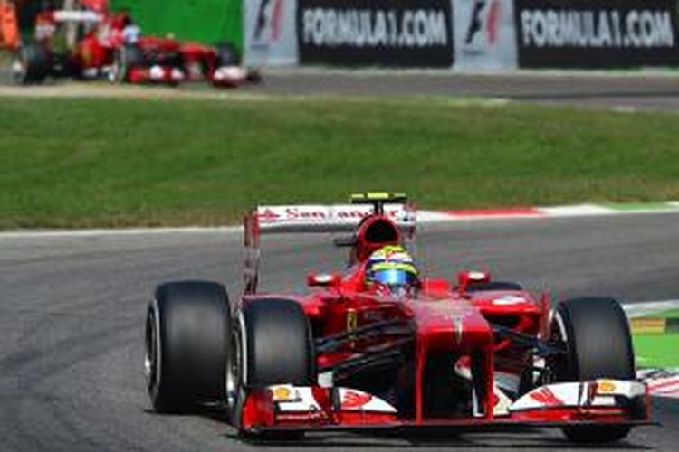 Pebalap Ferrari asal Brasil mengendari mobilnya di Sirkuit Monza, pada sesi kualifikasi GP Italia, Sabtu (7/9/2013).