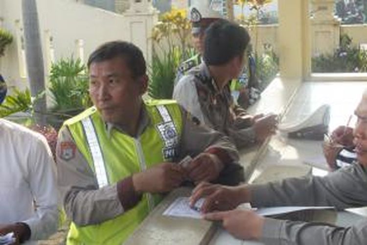Sejumlah anggota polisi di Kabupaten Magelang ditilang karena melanggar kelengkapan surat-surat berlalu-lintas dalam Operasi Simpatik Candi 2015.