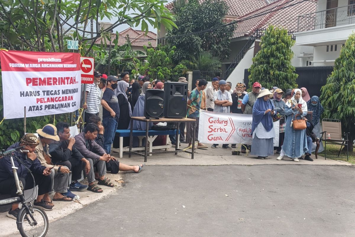 Forum Komunikasi Warga Arcamanik Berbhineka kembali berunjuk rasa mendatangi Gedung Serba Guna (Arcamanik) di Jalan Ski Air, Kelurahan Sukamiskin, Kecamatan Arcamanik, Kota Bandung, Jawa Barat, Jumat (18/4/2025) menolak alih fungsi bangun sebagai tempat ibadah.