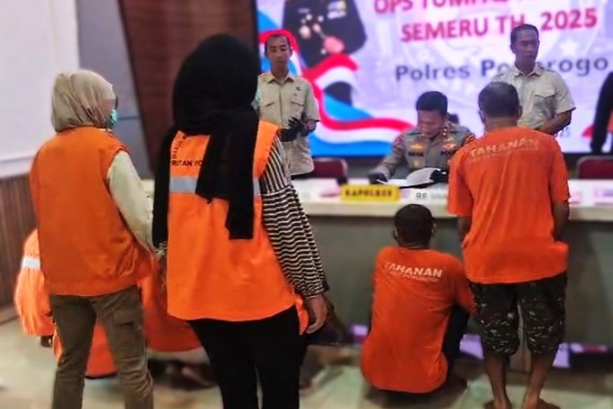 Pemandu lagu di Kabupaten Ponorogo nekat berjualan pil koplo untuk memenuhi kebutuhan hidup dan perawatan tubuhnya. Pelaku menjual pil koplo kepada rekan kerja dan tamu langganannya.