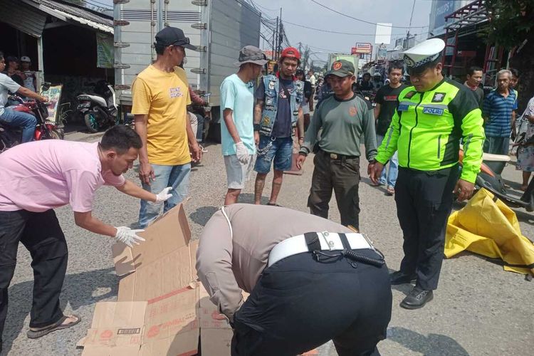 Polisi sedang melakukan olah tempat kejadian perkara terkait kecelakaan di Jalan Raya Mercedes Benz, Desa Cicadas, Kecamatan Gunung Putri, Kabupaten Bogor, Jawa Barat, pada Rabu (29/5/2024).