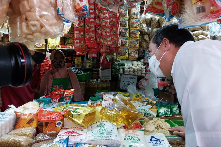 Menteri Perdagangan Muhammad Lutfi meninjau langsung harga dan pasokan barang kebutuhan pokok di Pasar Kebayoran Lama, Jakarta hari ini, Rabu (9/3/2022). 