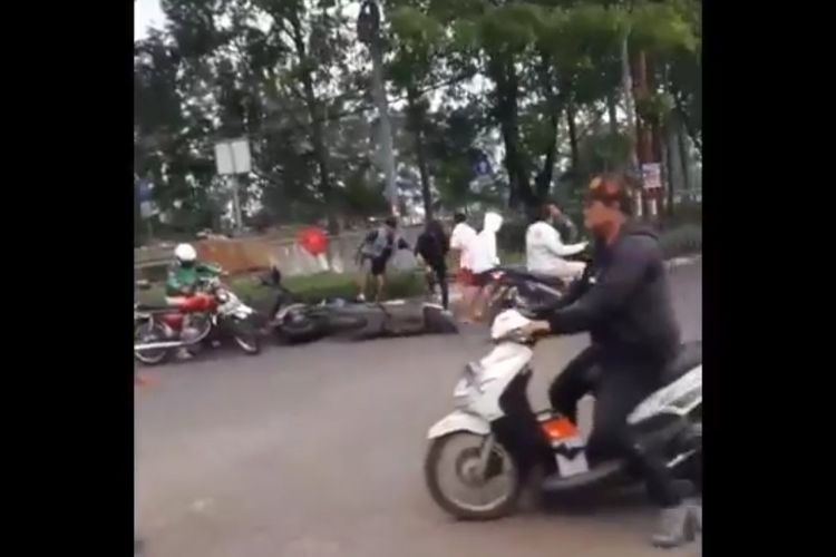 Sejumlah pemuda terlibat bentrok di tikungan Jalan Raden Said Soekanto, Pondok Kopi, Duren Sawit, Jakarta Timur, yang mengarah ke Pondok Bambu, pada Rabu (17/11/2021) sore.