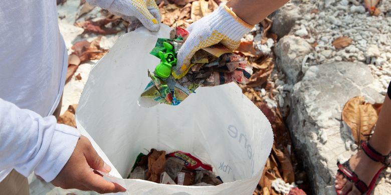 Kegiatan membersihkan pantai di Kepulauan Seribu.