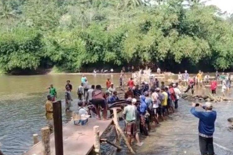 Belum ada kepastian kapan pemerintah membangun jembatan permanen, ratusan warga Padawaras, Desa Sukaluyu, Kecamatan Cikadu, Kabupaten Cianjur bangun jembatan darurat di Sungai Ciujung, Minggu (28/8/2022).