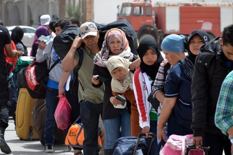 Warga asing berbodong-bondong meninggalkan Libya melintasi pebatasan Ras Jedir, Minggu (3/8/2014), namun dari 13.000 warga Fiipina hanya 1.700-an yang bersedia dievakuasi karena takut kehilangan pekerjaan di Libya.