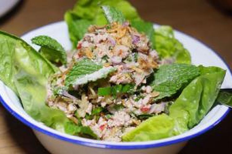 Tuna Cheviche, yaitu salad tuna dengan cabe, edamame, kacang merah, daun mint, peterseli dan ikan teri yang renyah disajikan di Hujan Locale, Ubud, Gianyar, Bali.