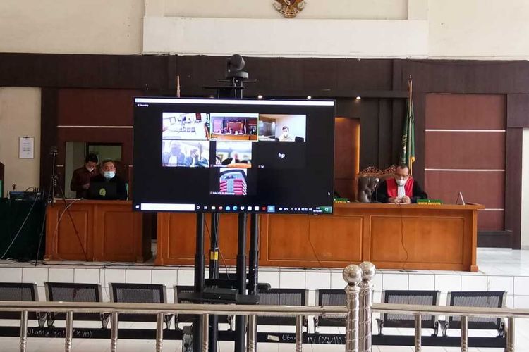 Sidang suap proyek infrastruktur di Dinas PUPR Kabupaten Muba yang menjerat Bupati Musi Banyuasin (Muba) Dodi Reza Alex Noerdin digelar secara virtual yang berlangsung di Pengadilan Negeri Palembang, Kamis (30/12/201).