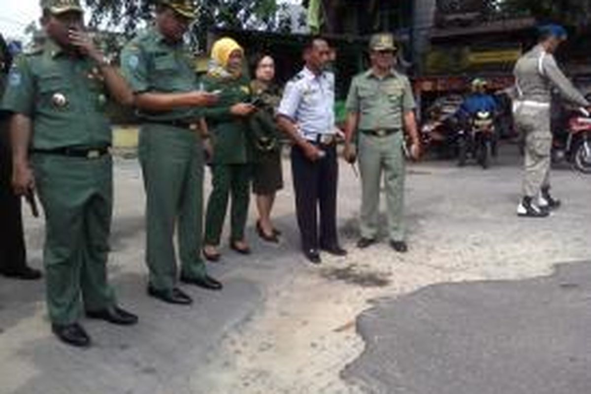 Wali Kota Bekasi Rahmat Effendi (kiri) saat meninjau jalan rusak di Jalan Kayuringin, Senin (13/10/2014) 