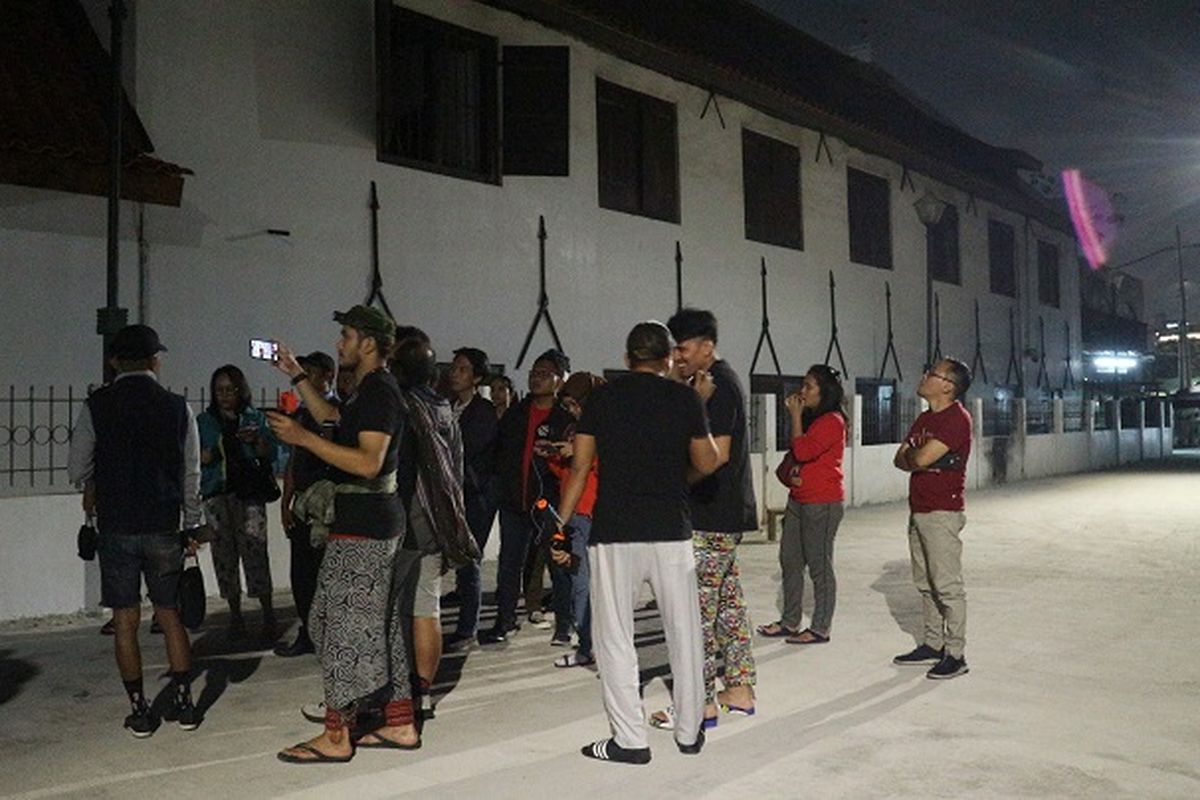 Peserta Night At The Museum di Museum Bahari, Penjaringan, Jakarta Utara, Sabtu (28/12/2019). Acara ini terselenggara oleh Komunitas Historia Indonesia (KHI).