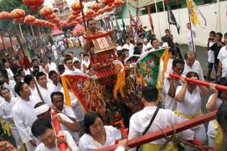 Salah satu Tang Sin diusung di tandu saat gelaran Perayaan Cap Go Meh di Manado, Sulawesi Utara.