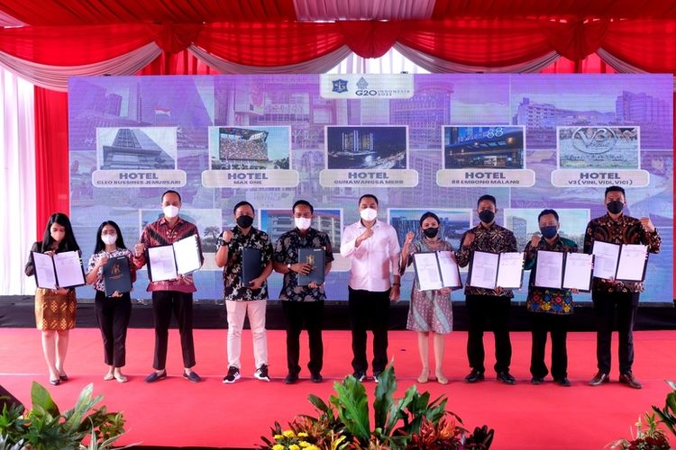 Penandatanganan NKB Wali Kota Surabaya dengan Perwakila 46 hotel di Surabaya di Balai Kota Surabaya, Jawa Timur, pada Jumat (18/3/2022) 
