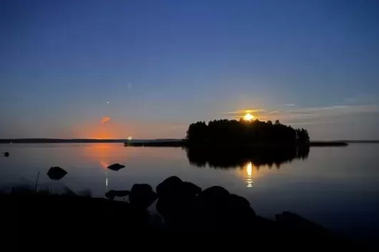 Asap dan cahaya oranye dari suar gas di Portovaya terlihat di kiri gambar ini, yang diambil oleh seorang wisatawan bernama Elmeri Rasi.

