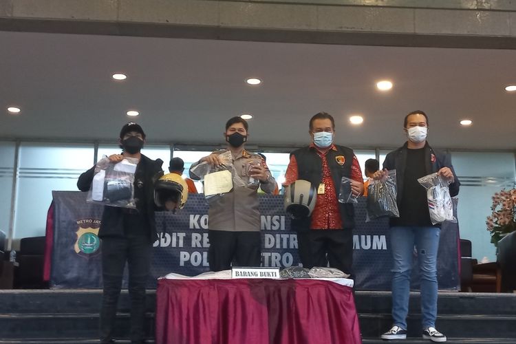 Kabid Humas Polda Metro Jaya Kombes Endra Zulpan bersama Dirreskrimum Polda Metro Jaya Kombes Tubagus Ade di Polda Metro Jaya, Jumat (26/11/2021).